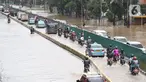 Sejumlah pengendara nekat menerobos genangan banjir di Jalan Gunung Sahari Jakarta, Selasa (25/2/2020). Hujan yang mengguyur Jakarta sejak Senin (24/2) malam membuat sejumlah kali meluap dan menyebabkan banjir. (Liputan6.com/Helmi Fithriansyah)