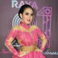Penyanyi Syahrini menjadi pengisi acara Konser Raya 21 Indosiar (Liputan6.com/Herman Zakharia)