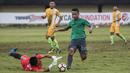 Gelandang Timnas Indonesia U-22, Osvaldo Haay, berusaha membobol gawang PS Badung pada laga uji coba di Stadion Kapten I Wayan Dipta, Bali, Senin (10/7/2017). Timnas U-22 menang 6-1 atas PS Badung. (Bola.com/Vitalis Yogi Trisna)