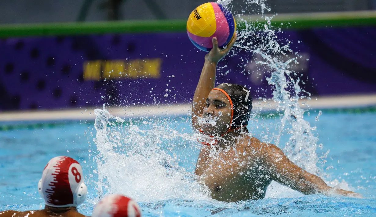 Pemain Malaysia Irshad Syahir Bin Abd Halim Moho bersiap mengoper bola saat melawan Indonesia pada pertandingan polo air putra SEA Games 2019 di New Clark City, Tarlac, Filipina, Jumat (29/11/2019). Indonesia meraih medali emas setelah memuncaki klasemen dengan raihan 7 poin. (AP Photo/Aaron Favila)