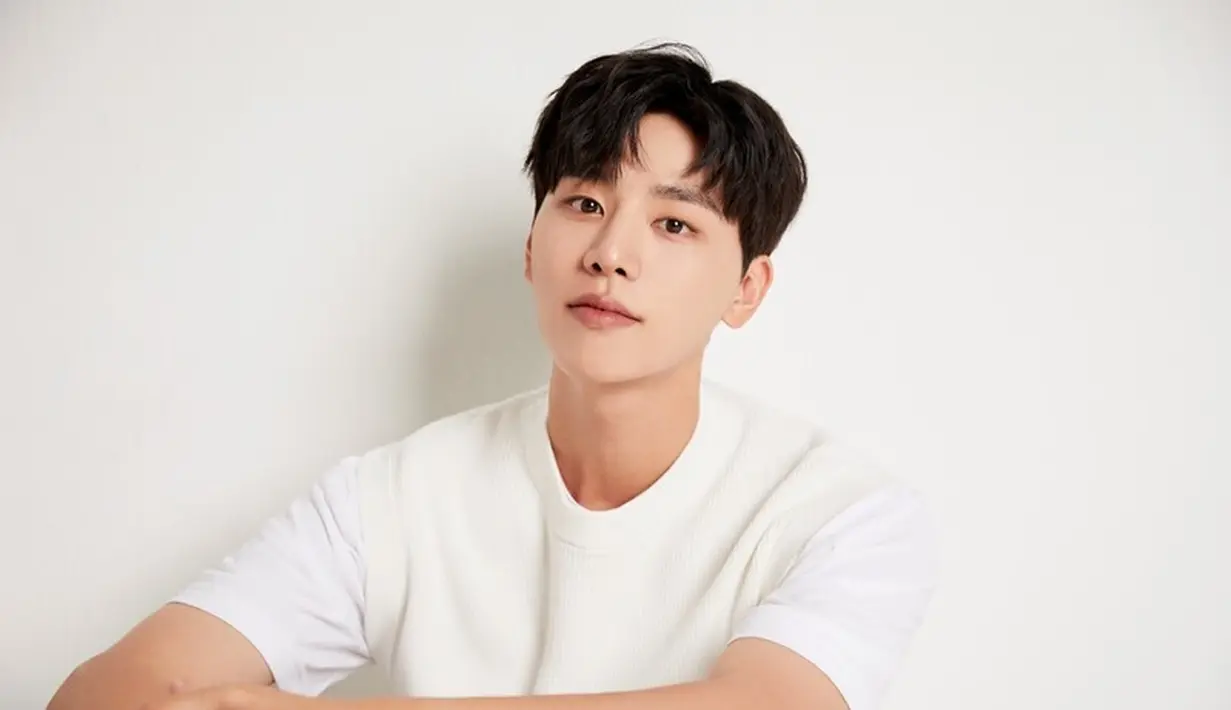 Kim Woo Seok, aktor kelahiran 3 Maret 1994 yang akan membintangi serial "The Forbidden Marriage" pun akan menjalani wajib militer tahun ini. (Foto: Soompi)
