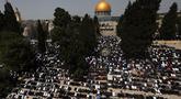 Umat Muslim melaksanakan Sholat Jumat pertama di bulan Ramadhan, di depan kuil Dome of the Rock di kompleks masjid Al-Aqsa di Yerusalem, pada 24 Maret 2023. (AFP/Ahamd Gharabli)