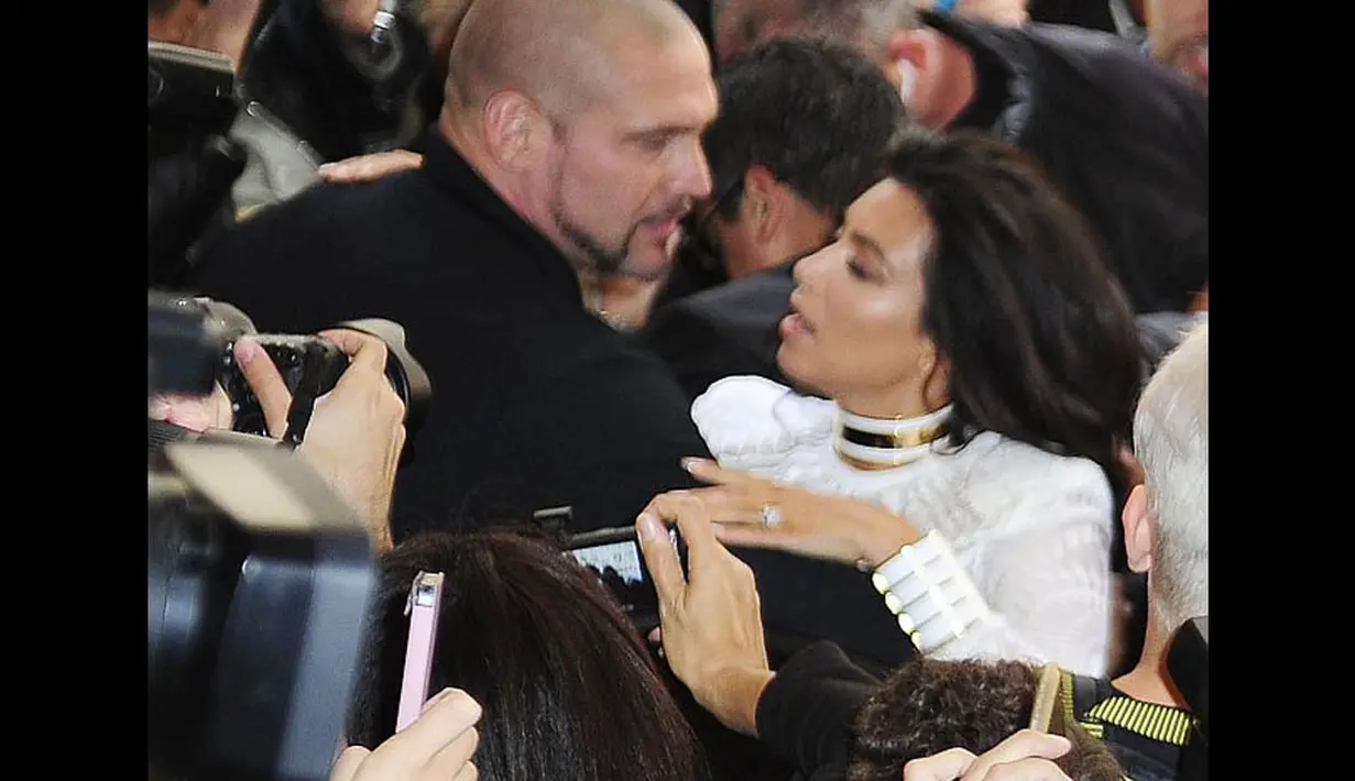 Ketika Kim Kardashian baru saja keluar dari mobilnya, ia tiba-tiba diterjang seorang penggemar yang diketahui bernama Vitalii Sediuk, Paris, (25/9/14). (Dailymail)