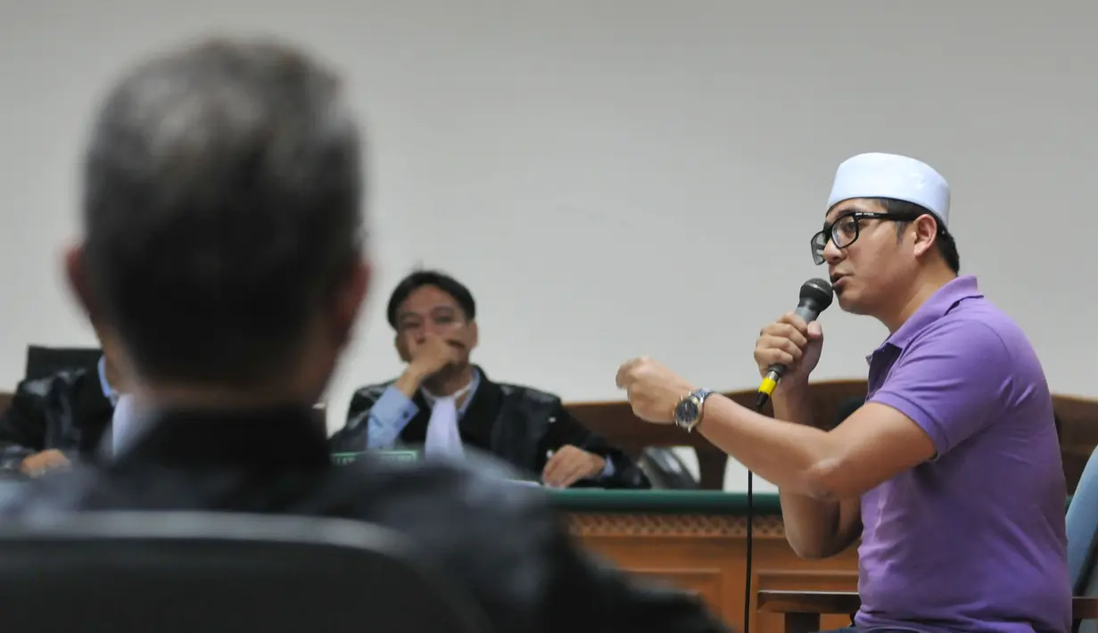 M Yagari Bhastara Guntur alias Gary menyebut atasannya OC Kaligis sebagai inisiator pemberian pemberian suap saat bersaksi di persidangan untuk terdakwa Syamsir Yusfran di Pengadilan Tipikor Jakarta, Kamis (17/9/2015). (Liputan6.com/Andrian M Tunay)