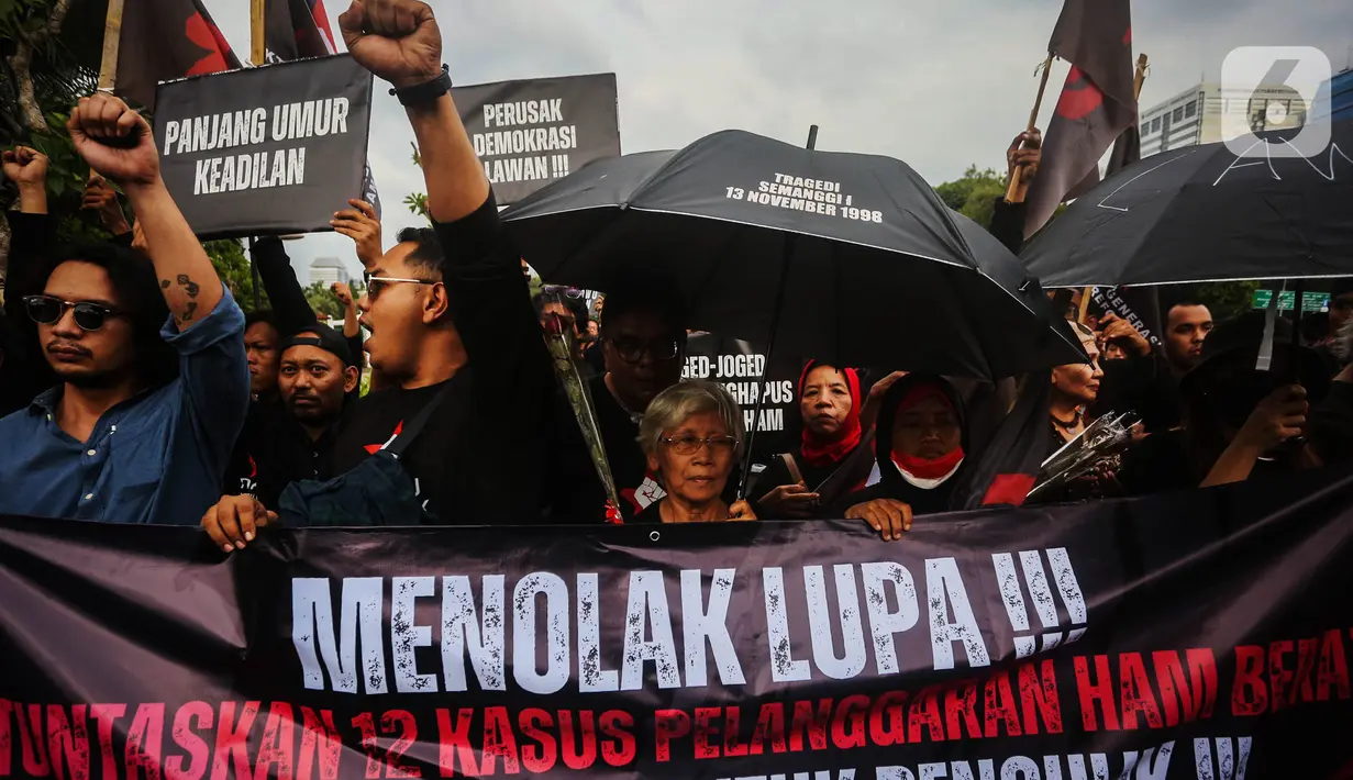 Forum Alumni Universitas Indonesia (UI) bergabung dengan keluarga penyintas pelanggaran HAM berat serta para mantan aktivis 98 mengikuti aksi Kamisan di depan Istana Negara, Jakarta, Kamis (1/2/2024). (Liputan6.com/Angga Yuniar)