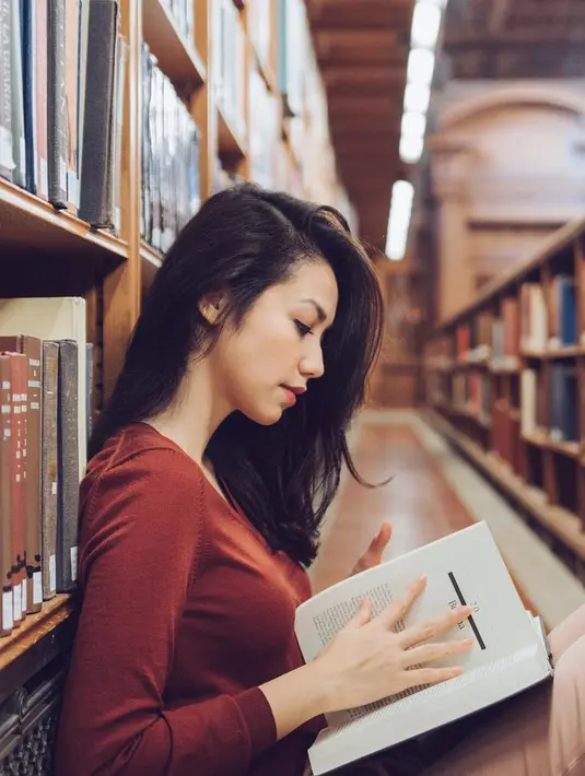 Menikmati waktu santai dengan membaca buku menjadi cara Velove Vexia melepas penat. Gaya santainya membaca buku di perpustakaan ini membuat Velove terlihat kian menawan. Tak heran, foto Velove membaca buku ini banjir pujian dari netizen. (Liputan6.com/IG/@vaelovexia)
