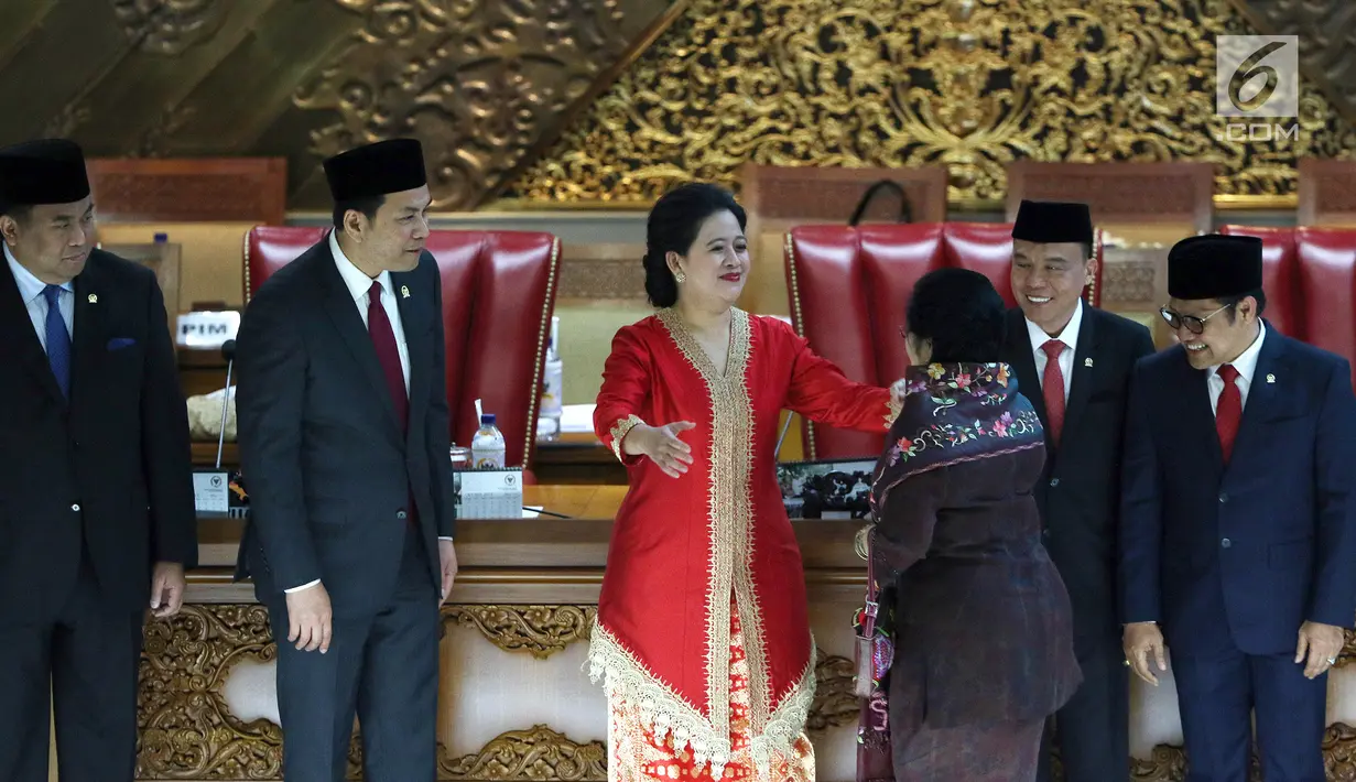 Ketua DPR RI 2019-2024 Puan Maharani menerima ucapan selamat dari Ketua Umum PDIP Megawati Soekarnoputri di kompleks parlemen, Senayan, Jakarta, Selasa (1/10/2019). Sidang paripurna pelantikan pimpinan DPR dipimpin Abdul Wahab Dalimunthe. (Liputan6.com/Johan Tallo)