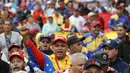 Sebelumnya, Presiden Venezuela, Nicolas Maduro bersama istrinya, Cilia Flores, ditangkap pasukan militer Amerika Serikat dalam sebuah serangan di Caracas pada Sabtu 3 Januari 2026. Tampak dalam foto, para demonstran berbaris mendukung mantan Presiden Venezuela Nicolas Maduro selama unjuk rasa yang diselenggarakan oleh para pekerja di Caracas pada 14 Januari 2026. (Pedro MATTEY/AFP)