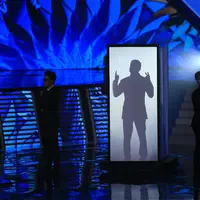 Dalam perayaan HUT Indosiar ke-22 tadi malam tidak hanya menghadirkan penampilan dari para musisi hebat. Sosok pria misterius yang selama ini menjadi perbincangan masyarakat pun turut memeriahkan suasana panggung, Bung Gomez. (Adrian Putra/Bintang.com)