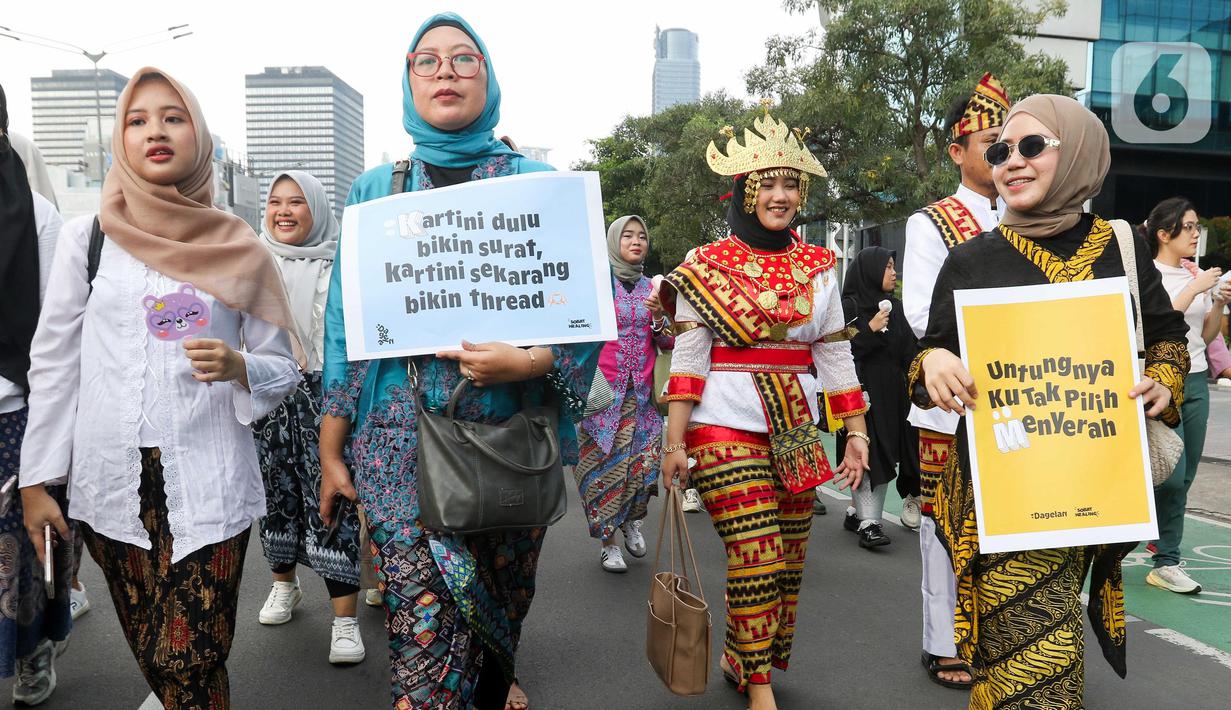 Puluhan perempuan memakai pakaian adat nusantara saat Hari Bebas Kendaraan Bermotor (HBKB) atau Car Free Day (CFD) di kawasan Bundaran Hotel Indonesia, Jakarta, Minggu (20/4/2025). (Liputan6.com/Herman Zakharia)