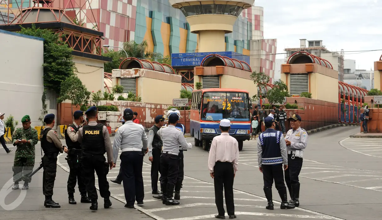 Petugas gabungan berjaga di Terminal Blok M Jakarta, Senin (21/12/2015). Meski diwarnai isu pemogokan namun sebagian pengemudi metromini memilih tetap beroperasi. (Liputan6.com/Helmi Fithriansyah)