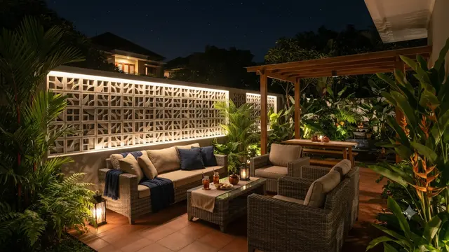 Outdoor Lounge Menggunakan Roster sebagai Dinding Privasi dengan Estetika Terbuka Tapi aman Model dengan Aksen Pencahayaan