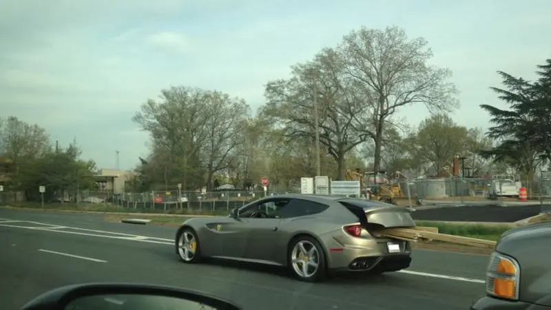 Ferrari FF Dipakai Angkut Bahan Bangunan