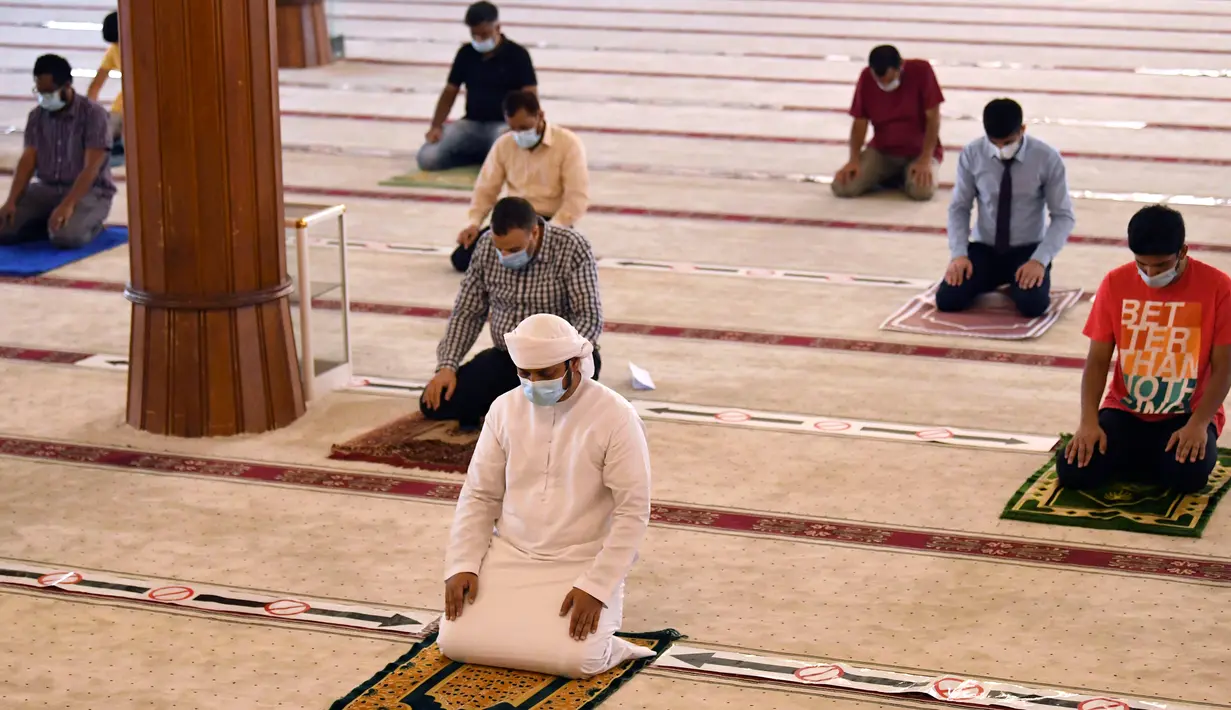 Jemaah menjaga jarak ketika salat di sebuah masjid di Sharjah setelah Uni Emirat Arab membuka kembali tempat-tempat ibadah pada Rabu (1/7/2020). Sebelumnya UEA menghentikan sementara salat berjemaah di masjid-masjid dan tempat ibadah lainnya untuk menghentikan penyebaran Covid-19. (KARIM SAHIB/AFP)