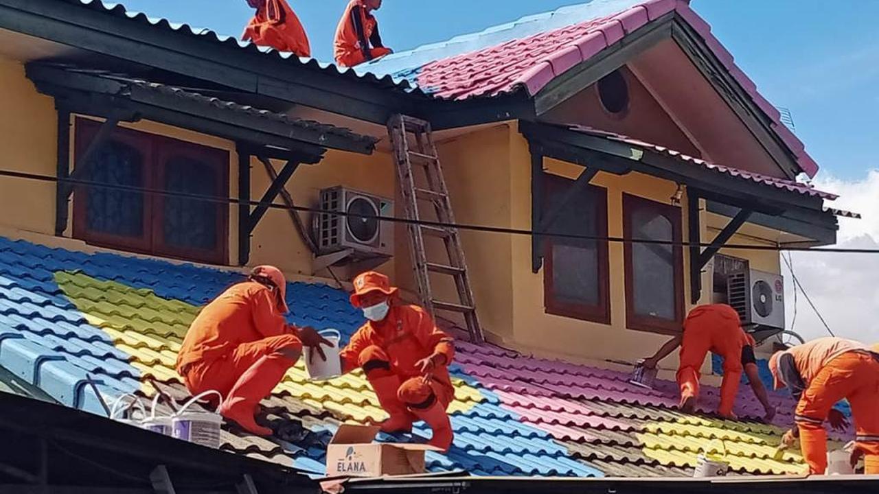 Mewarnai Atap Rumah di Sekitar Fly over Tapal Kuda