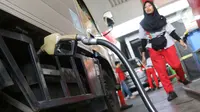 Petugas mengisi BBM kendaraan konsumen di SPBU milik Pertamina di kawasan Jakarta, Selasa (26/11/2019). Implementasi penyediaan solar dengan minyak kelapa sawit sebesar 30% atau B30 lebih cepat satu bulan, dibanding kebijakan pemerintah yang mewajibkan 1 Januari 2020. (Liputan6.com/Angga Yuniar)