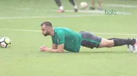 Ilija Spasojevic melakukan PLANK sebelum berlatih bersama timnas Indonesia U-23 di Lapangan A,B,C, Senayan, Jakarta (18/2/2018). Latihan ini merupakan persiapan Asian Games 2018. (Bola.com/Nick Hanoatubun)