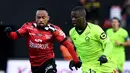 Penyerang Lille, Nicolas Pepe berusaha melewati gelandang Guingamp, Lebogang Phiri  selama pertandingan Liga Prancis  di stadion Roudourou, Perancis pada 10 Februari 2019. Arsenal harus memecahkan rekor transfer klub untuk merekrut Pepe. (AFP Photo/Fred Tanneau)