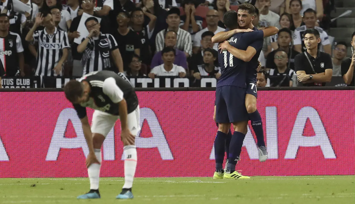 Gelandang Tottenham, Erik Lamela berselebrasi dengan rekannya Troy Parrott setelah mencetak gol ke gawang Juventus pada laga International Champions Cup (ICC) 2019 di National Stadium, Singapura (21/7/2019). Tottenham menang tipis atas Juventus 3-2. (AP Photo/Danial Hakim)