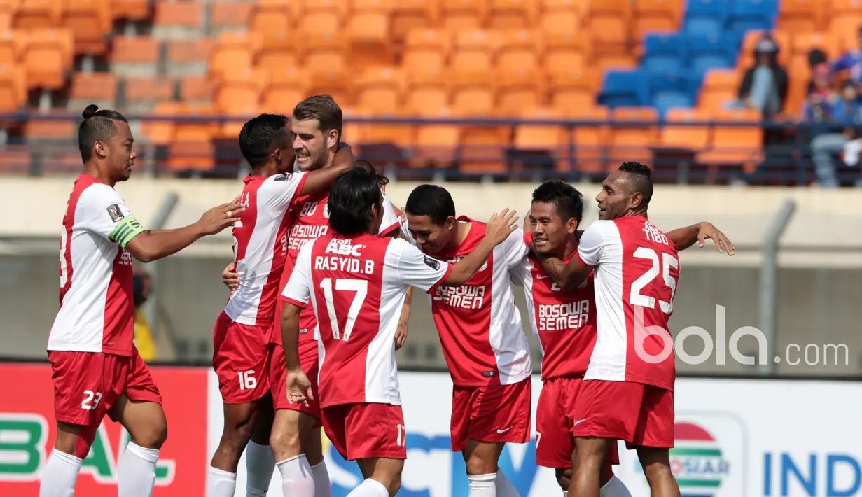 Para pemain PSM Makassar merayakan gol Gozali saat melawan Persiba Balikpapan pada laga Piala Presiden 2017 di Stadion Si Jalak Harupat, Bandung, Jumat (17/2/2017). PSM menang 3-1 atas Persiba. (Bola.com/Nicklas Hanoatubun)