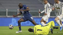 Pemain Porto, Moussa Marega, melewati kiper Juventus, Wojciech Szczesny, pada laga Liga Champions di Stadion  Allianz, Rabu (10/3/2021). Juventus tersingkir karena skor agregat 4-4. (AP/Luca Bruno)