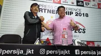 Field Manager Specs Ricky Yacob bersama Direktur Utama Persija Jakarta Gede Widiade dalam jumpa pers, Selasa (28/11/2017).