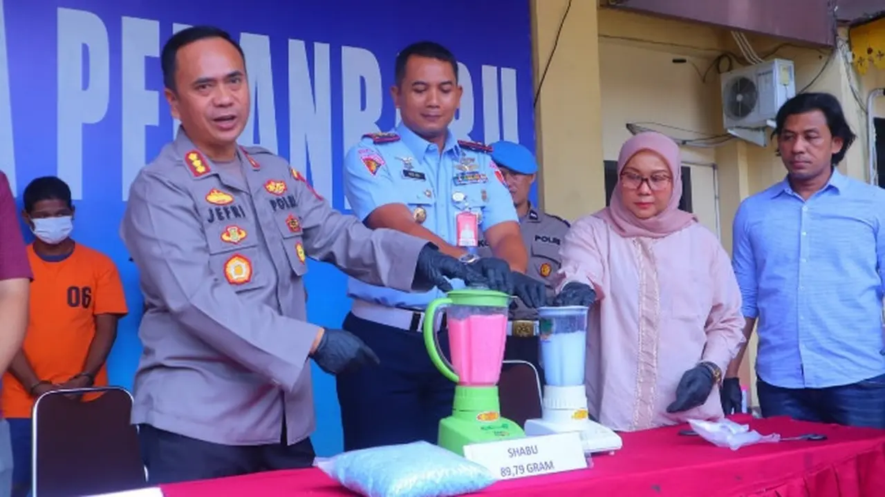 Kepala Polresta Pekanbaru Kombes Jefri memusnahkan ribuan pil ekstasi.