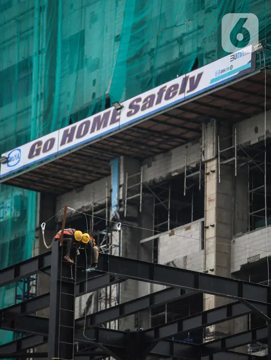 Pekerja konstruksi beraktivitas di proyek pembangunan gedung di Jakarta, Selasa (16/3/2021). Deputi Direktur Bidang Ketenagakerjaan Operasional Program BPJS Ketenagakerjaan Yasaruddin menuturkan tren kecelakaan kerja menurun sejak 2019, dari sebelumnya 173.415 pada 2018. (merdeka.com/Imam Buhori)