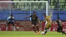 Pemain Bhayangkara Solo FC, Renan Da Silva (kedua dari kanan) menendang bola ke arah gawang PSM Makassar  dalam pertandingan matchday ke-2 Babak Penyisihan Grup B Piala Menpora 2021 di Stadion Kanjuruhan, Malang, Sabtu (27/3/2021). Kedua tim bermain imbang 1-1. (Bola.com/Ikhwan Yanuar)