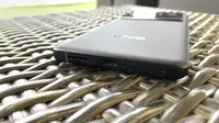 Bagian bawah ponsel Vivo X80 Pro ada slot kartu SIM, port USB-C, dan speaker. (Liputan6.com/ Yuslianson)