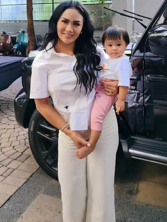 <p>Pulang mengantar sekolah putrinya Amora Lemos, penyanyi biasa disapa KD itu mampir ke rumah baby Ameena. Momen KD bersama baby Ameena. [Instagram/krisdayantilemos]</p>