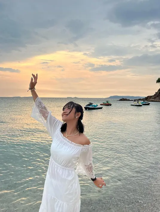 Gaya liburan Freya JKT48 pakai off-the-shoulder white dress dengan aksen kerut yang manis. [Foto: Instagram/jkt48.freya]