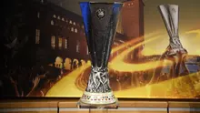 Trofi Liga Europa dipamerkan dalam Drawing 16 besar. (PHILIPPE DESMAZES / AFP)