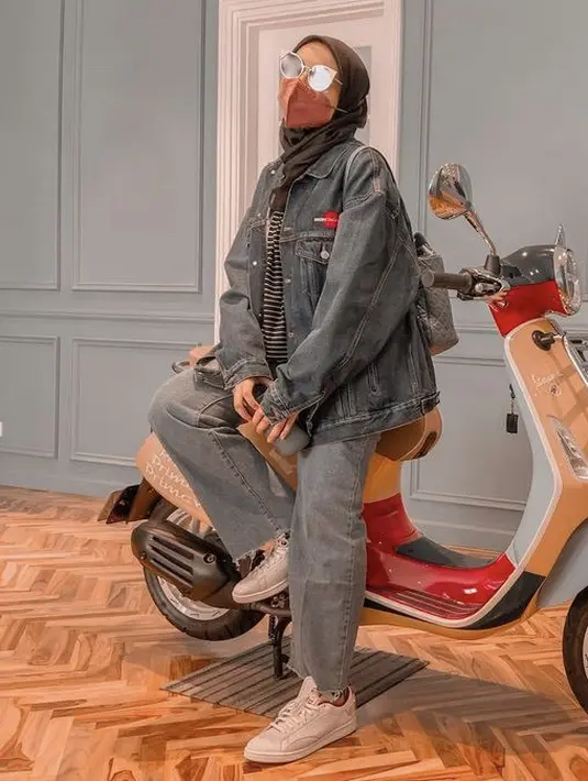 Zaskia Sungkar tampil denim on demin, istri Irwansyah ini tampil bergaya dengan jaket jeans oversize yang dikombinasikan dengan celana ripped jeans dan sneakers putihnya. Bisa menggunakan kerudung hitam atau cokelat. (@zaskiasungkar15)