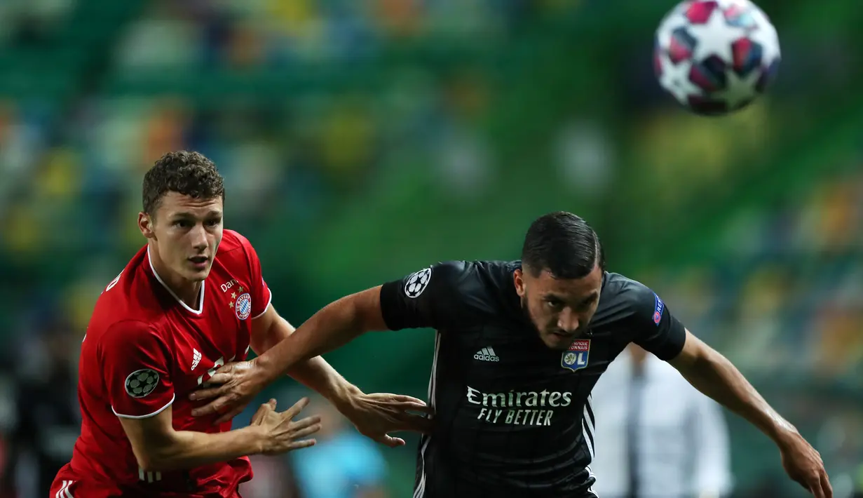 Bek Bayern Munchen, Benjamin Pavard berebut bola dengan penyerang Lyon, Rayan Cherki pada pertandingan Semifinal Liga Champions di stadion Jose Alvalade di Lisbon, Portugal, Rabu, (19/8/2020). Munchen menang telak 3-0 dan melaju ke Final. (Miguel A. Lopes/Pool via AP)