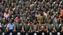 Panglima TNI Jenderal TNI Moeldoko (keempat dari kiri) dan Ketua Umum PMI, Jusuf Kalla berfoto bersama usai penandatanganan MoU, Jakarta, Kamis (10/12/2014). (Liputan6.com/Miftahul Hayat)