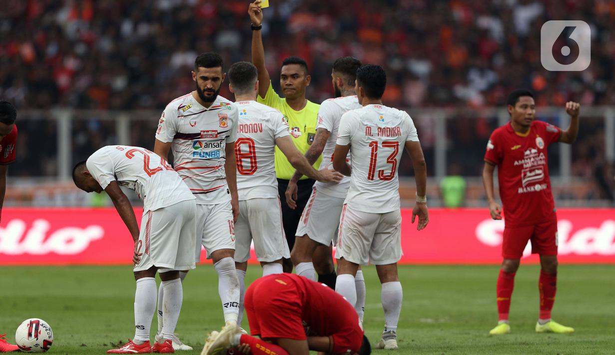 Pemain Borneo FC melakukan protes kepada wasit Sance Lawita saat melawan Persija pada laga pekan pertama Shopee Liga 1 Indonesia 2020 di Stadion Gelora Bung Karno, Jakarta, Minggu (1/3/2020). Persija unggul 3-2. (Liputan6.com/Helmi Fithriansyah)