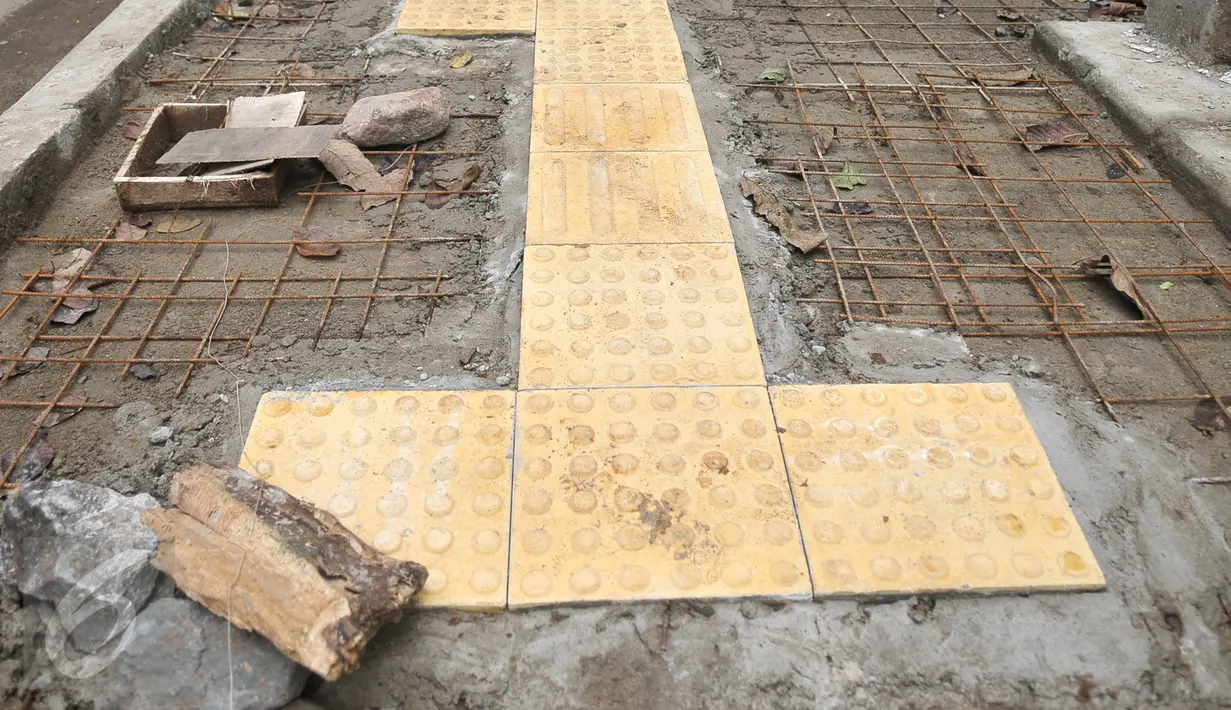 Jalur trotoar yang sedang dalam pembangunan di Jalan Raya Ragunan, Jakarta, Rabu (12/10). Suku Dinas Bina Marga Jaksel mengalokasikan anggaran Rp79 miliar untuk pembangunan dan perbaikan trotoar di 10 kecamatan Jaksel. (Liputan6.com/Yoppy Renato)