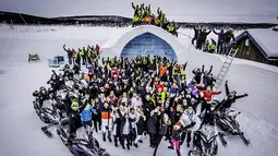 Tim merayakan pembukaan hotel es di Swedia. Hotel ini memiliki 19 kamar dengan tema yang berbeda-beda dimana bangunannya mengunakan 700 juta bola salju. fasilitas dihotel es ini memiliki gereja dan sebuah bar. (Dailymail)