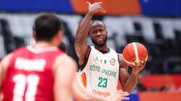 Pebasket Pantai Gading, Yafessa Fofana (kanan) memberikan instruksi ke rekan-rekannya pada laga Grup P Piala Dunia FIBA 2023 melawan Lebanon di Indonesia Arena, Senayan, Jakarta, Kamis (31/08/2023). Lebanon menang dengan skor 94-84. (Bola.com/Bagaskara Lazuardi)