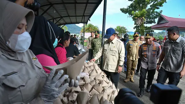 Presiden Prabowo Tinjau Langsung Kondisi Pengungsi di GOR Pandan Tapanuli Tengah