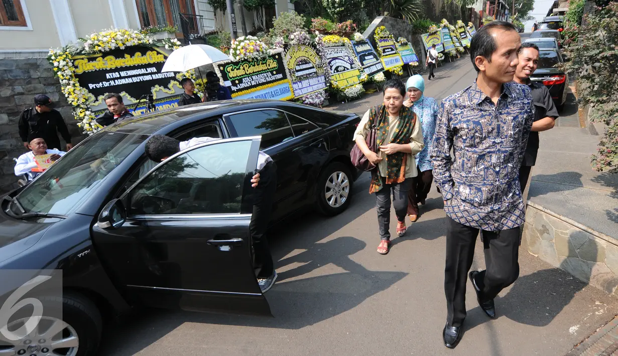 Ketua Komnas HAM, Nur Kholis berkunjung ke rumah almarhum pengacara Adnan Buyung Nasution di kediamannya, Jakarta, Rabu (23/9/2015). Adnan Buyung Nasution meninggal dunia di Rumah Sakit Pondok Indah pukul 10.15 WIB. (Liputan6.com/Helmi Afandi)