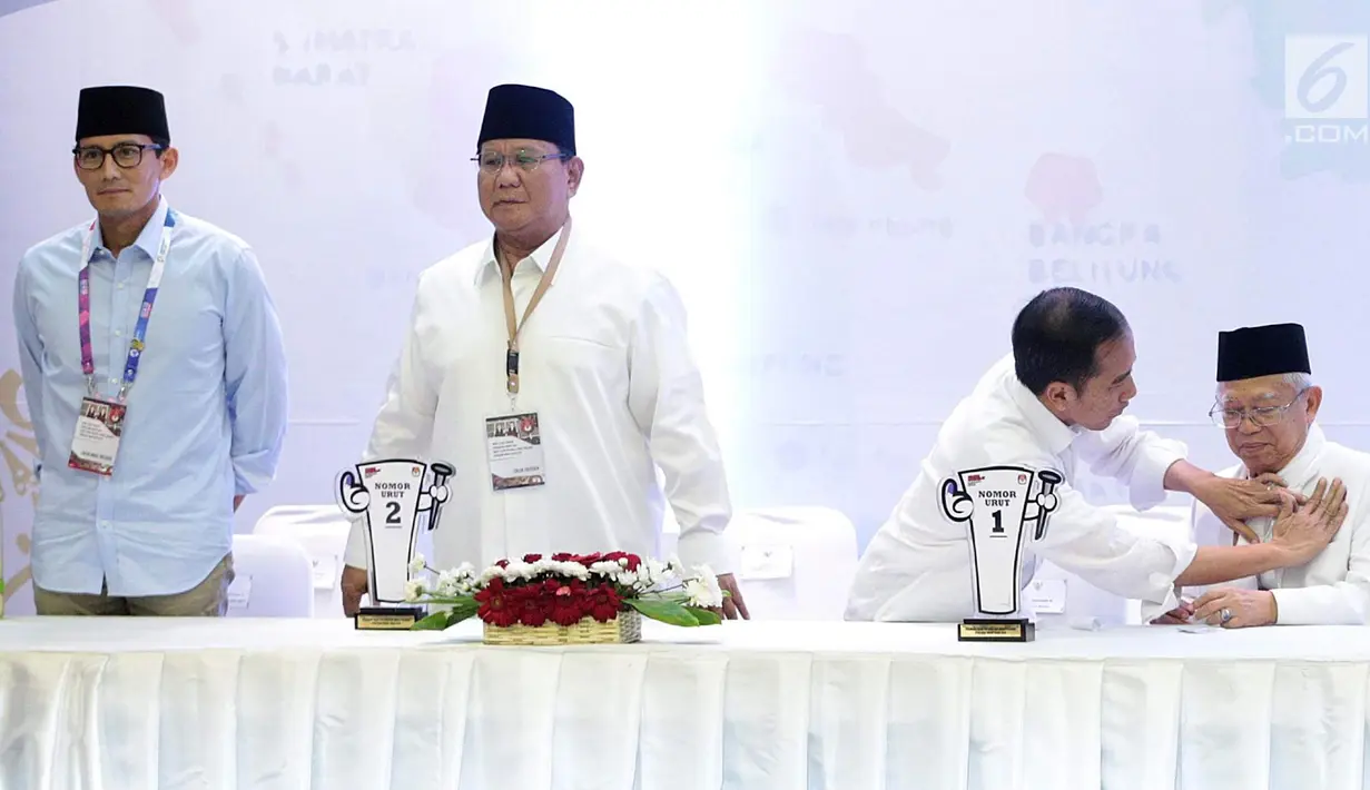 Momen ketika dua pasang capres-cawapres, Joko Widodo-Ma'ruf Amin dan Prabowo Subianto-Sandiaga Uno menghadiri pengambilan nomor urut peserta Pemilu 2019 di Kantor KPU, Jakarta, Jumat (21/9). (Liputan6.com/Faizal Fanani)