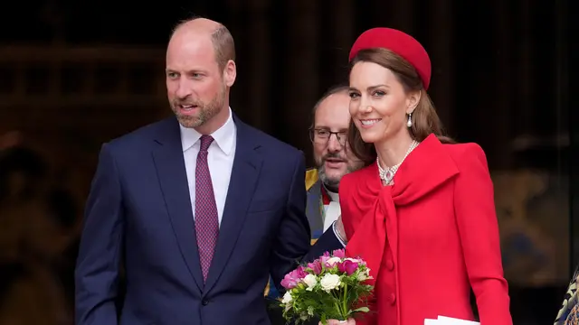 Kate Middleton Berbalut Gaun Merah Merona Saat Rayakan Hari Persemakmuran, Kenakan Ulang Kalung Mutiara