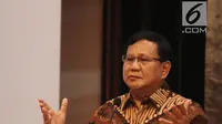 Calon presiden nomor urut 2, Prabowo Subianto memberi paparan saat bedah buku 'Paradoks Indonesia' di Jakarta, Sabtu (22/9). Sebanyak 300 jenderal mendengarkan presentasi Prabowo mengenai buku yang ditulisnya. (Liputan6.com/Herman Zakharia)
