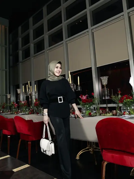 "Aku sudah janji, dalam pernikahan ini di awal niatnya kan, 'ya Allah aku ingin ibadah kepada-Mu dan melalui step yang baru menjadi seorang istri'. Jadi ingin mengabdi saja kepada suami, memang itu prioritas utama," tuturnya. (Instagram/princessyahrini)