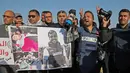 Sejumlah wartawan Palestina menggelar aksi protes terkait pembunuhan wartawan Yasser Murtaja di dekat perbatasan Israel-Gaza, Palestina (8/4). Yasser Murtaja tewas dengan luka tembak saat meliput aksi protes warga Palestina. (AFP Photo/Said Khatib)