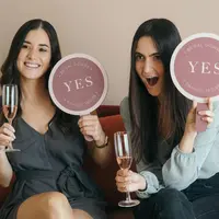 Perempuan dengan label yes./copyright pexels.com/Los Muertos Crew