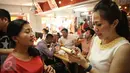 Agnes ketika mencatat pesanan pelanggannya di Warung Bakso Djingkrak Sunter, Jakarta, Kamis (28/4). Warung bakso ini mungkin jadi satu-satunya inovasi canggih pertama yang menghadirkan pelayan bakso super seksi (Liputan6.com/Faizal Fanani)