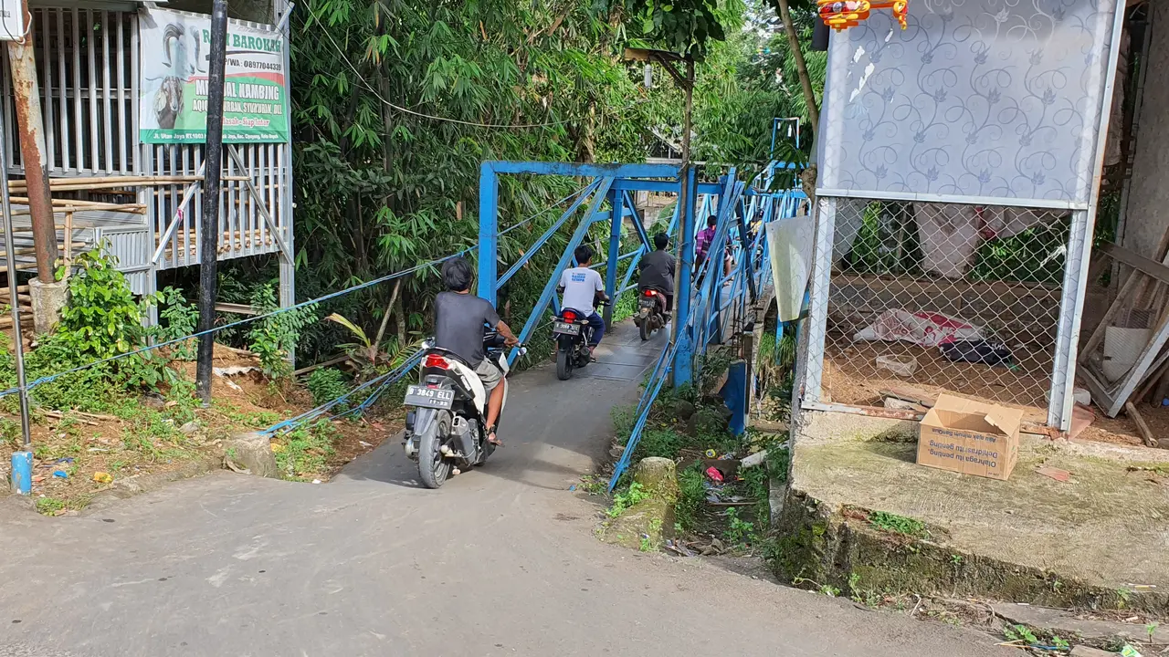 Jembatan biru di Kampung Utan, Pondok Jaya, Cipayung, Depok jadi sorotan setelah viral sosok diduga kuntilanak membonceng sepeda motor